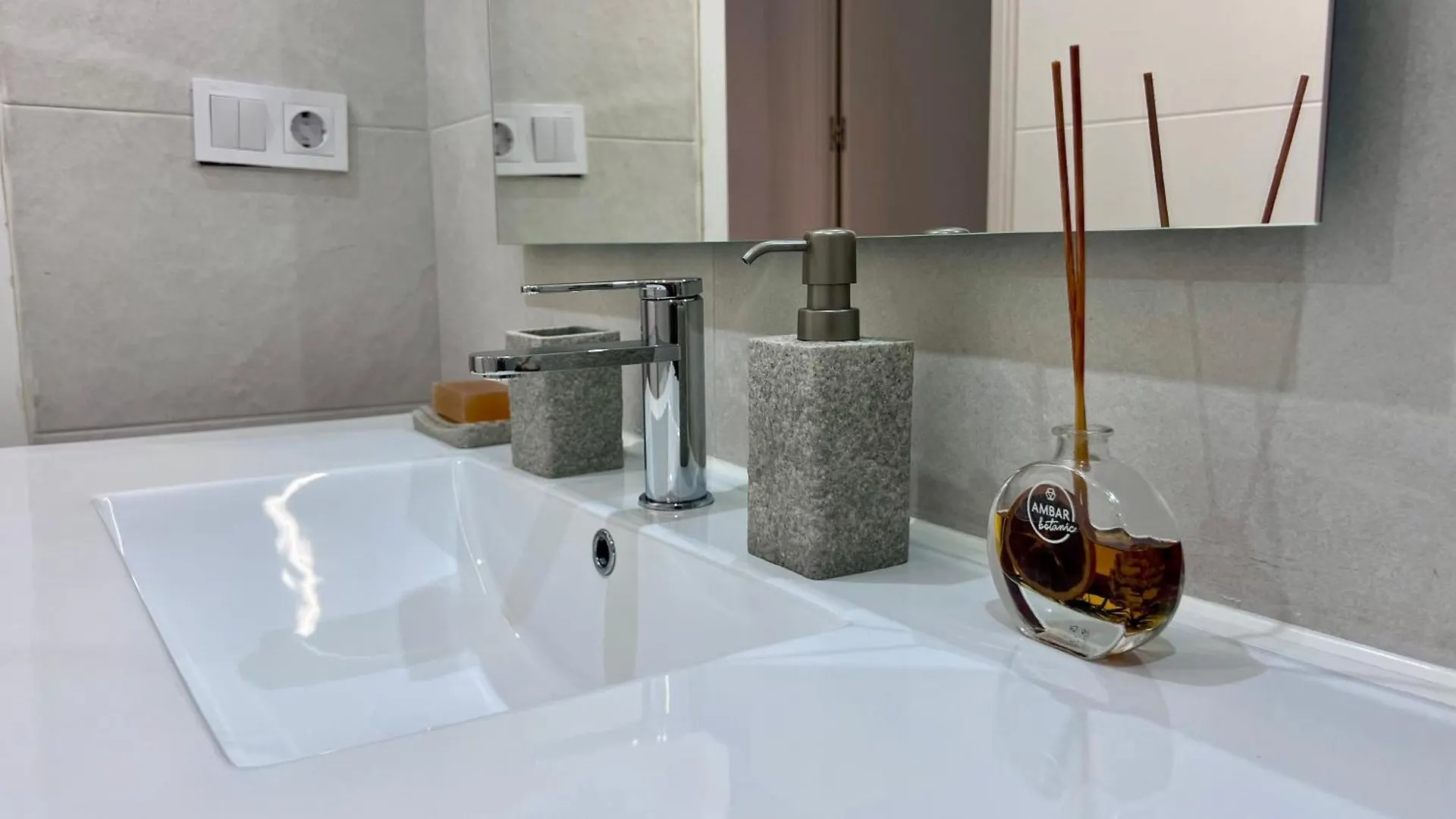 Cool, Modern And Snug 3Br Apartment Peachy Stays Malaga