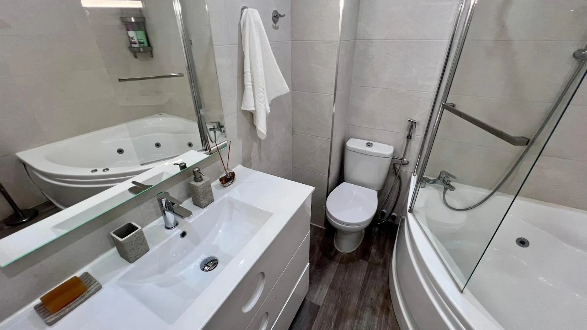 Cool, Modern And Snug 3Br Apartment Peachy Stays Malaga